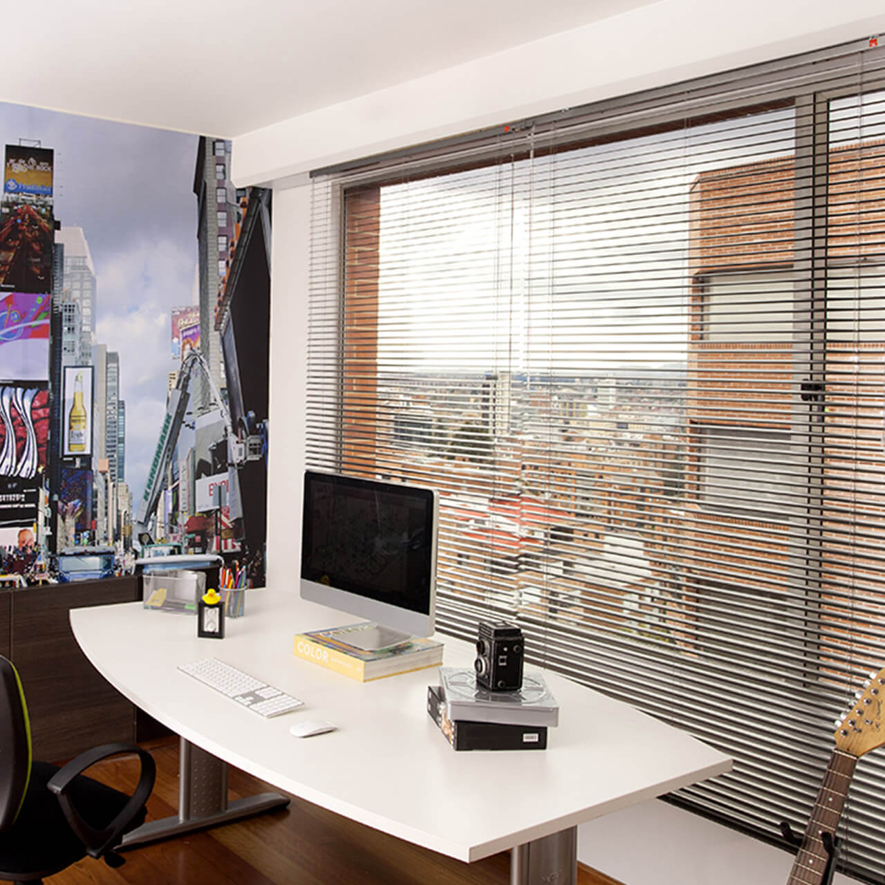 Estudio amplio, modeno y bien iluminado