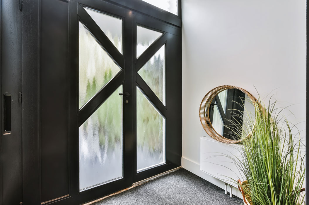 dispuestos en una pared perpendicular a la puerta